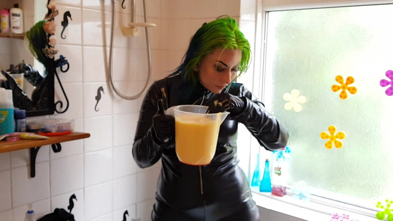 Tattooed Milfy Mama: Custard Catsuit basah dan kucai
