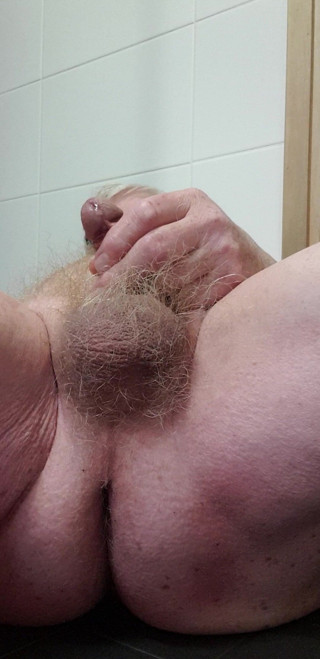 Redhairy4u: Piccolo cazzo pipì e sborrata