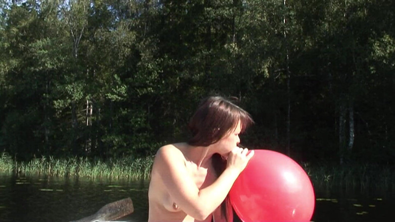 Looners Passion: 湖の上の風船を使った裸のマンコアクション