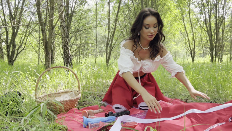 Monika Fox: Roșcata Hood Monika Fox a găsit vibratoare mari în drum spre...