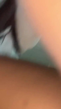 mörkhyad tonåring med het kropp blir hänsynslös doggy style våt fitta sidovy