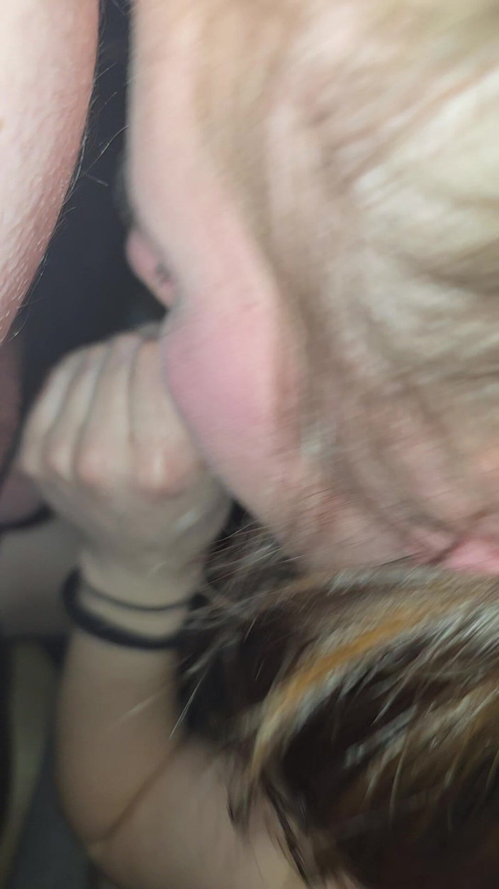 Mora_2000: Pijpbeurt, ik hou ervan om de lul in je mond...