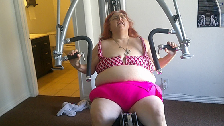BBW nurse Vicki adventures with friends: Jururawat kecantikan besar Vicki bersenam di gim bahagian 1