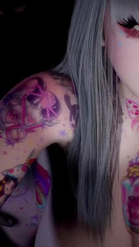 3d schlampe mit riesigen möpsen zeigt ihr perfektes tattoo