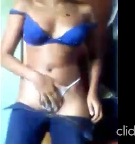 Trick or Treat: Une fille sexy fait une strip-teaseuse