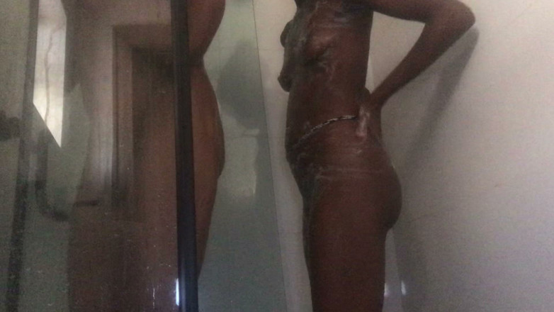 Browngurl234: Zobacz jak murzynka nastolatka bogini bierze prysznic po fucked przez...