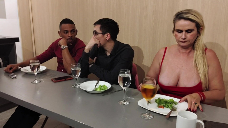 Tiffany Montavani: Corno está distraído fechando acordos enquanto eu debaixo da mesa...
