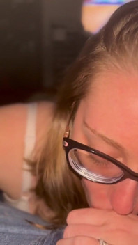Amateur-ehefrau gibt sinnlichen blowjob mit tittenfick