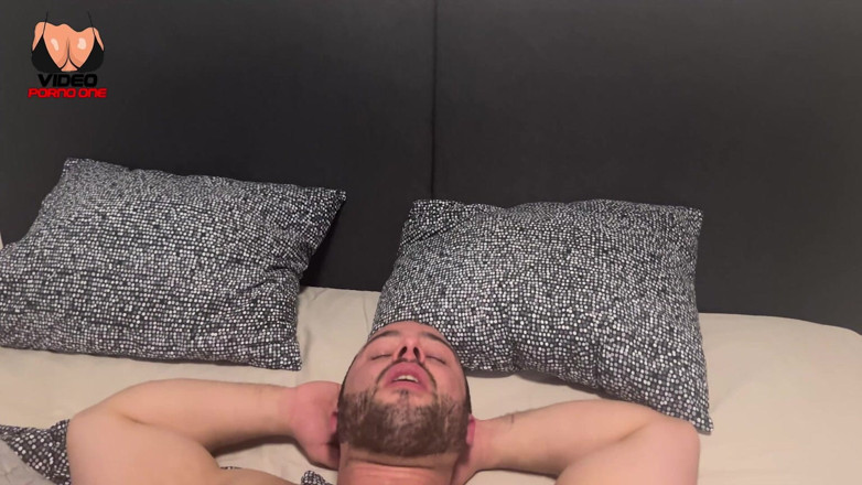 Video Porno One: クーガーのオリビアはレストランのサーバーを家に連れて帰り、彼女をバラバラにします!
