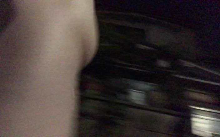 publicerection: 자정에 벌거 벗은 발기와 함께 산책 0427-2