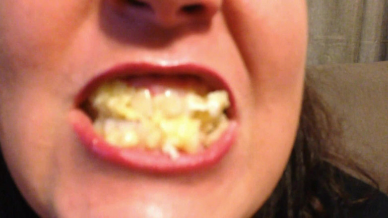 Lily Lipstixxx: Pisang menelan, bukan meludah!