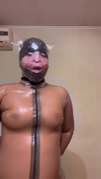 Thở túi nhựa trong latex, đổ mồ hôi và cởi bỏ latex