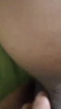 Aku lagi asik masturbasi sendirian di rumah, video call pertamaku: aku mamerin memek berbuluku sama temanku sendiri supaya dia bisa masturbasi!