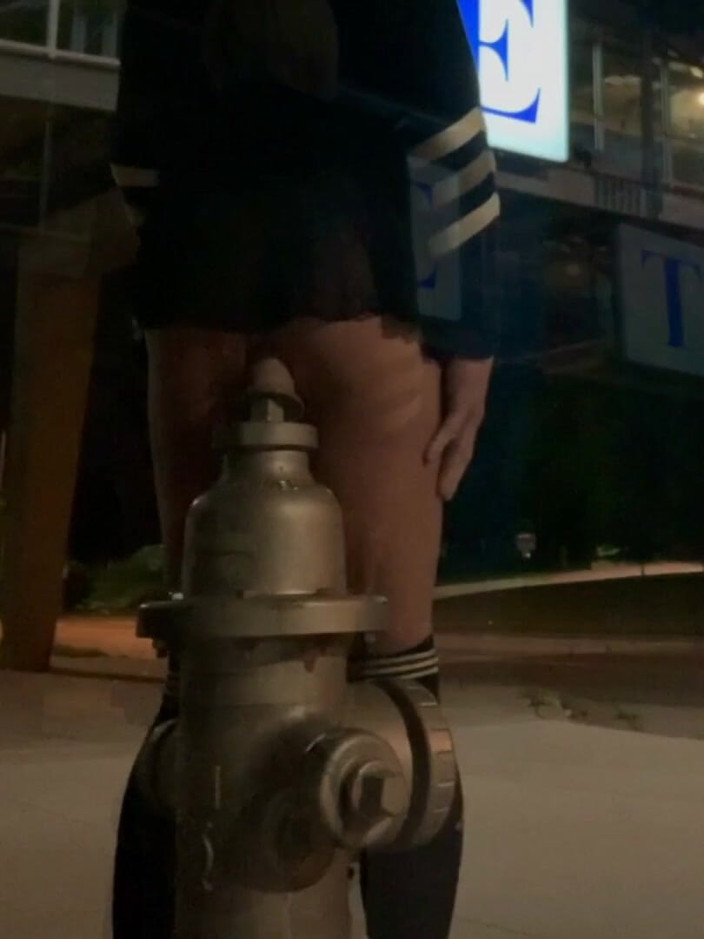 CindieLove: Скачу на огромном дилдо на пожарном hydrant рядом с оживленной дорогой из 4-х полос