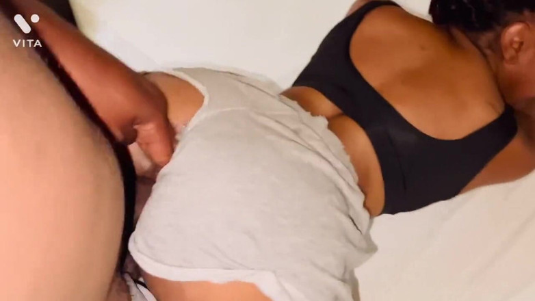 Fijii pornbox: 彼は私のショーツに穴を開けて、隣の売春婦をバックショットで抱くために