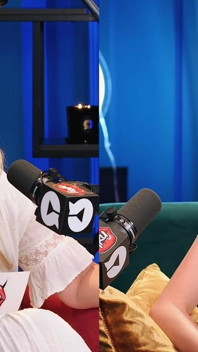 Perché Ellie James vuole che tu tocchi le sue tette