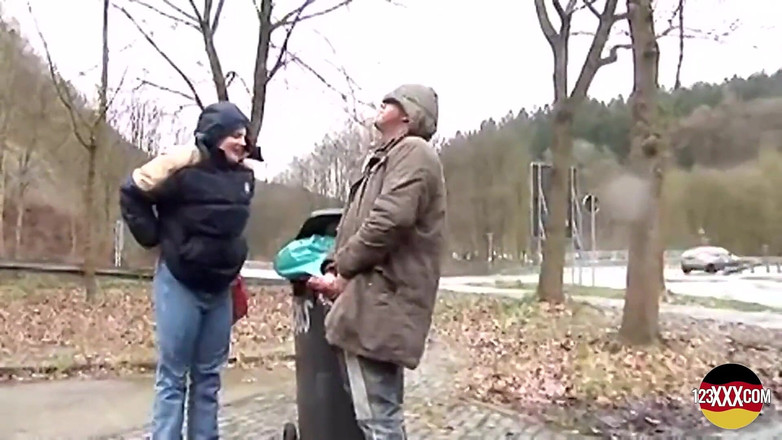 123XXX - Fucked Amateurs in Germany!: Söt brunett bryr sig inte om att suga och knulla...