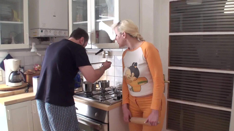 Femdom Austria: Köle Joschi sahibesi için binme emri verdi