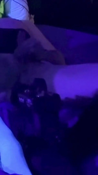 S1uttranspup bere 9 palcové dildo v blacklit místnosti