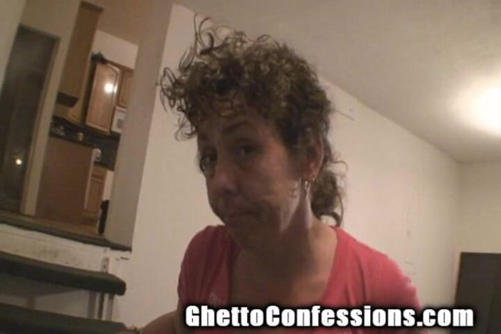 Ghetto Confessions: 下流快乐的妓女把老男人扔掉,为我们所有人吮吸鸡巴!