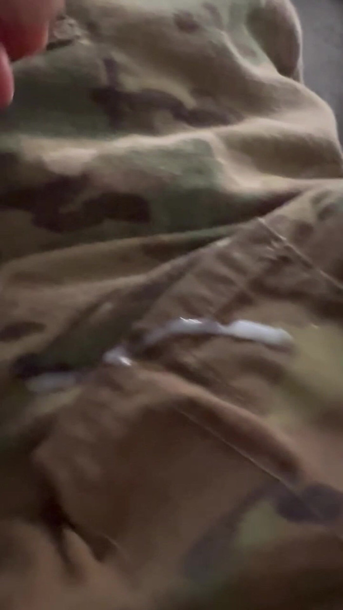 Gay Soldier Stuff: 그의 털이 무성한 공을 과시하고 좋은 부하와 두근 두근 육군 자지를 보여주는 작업 전에 유니폼에 딸기 발정난 군인!