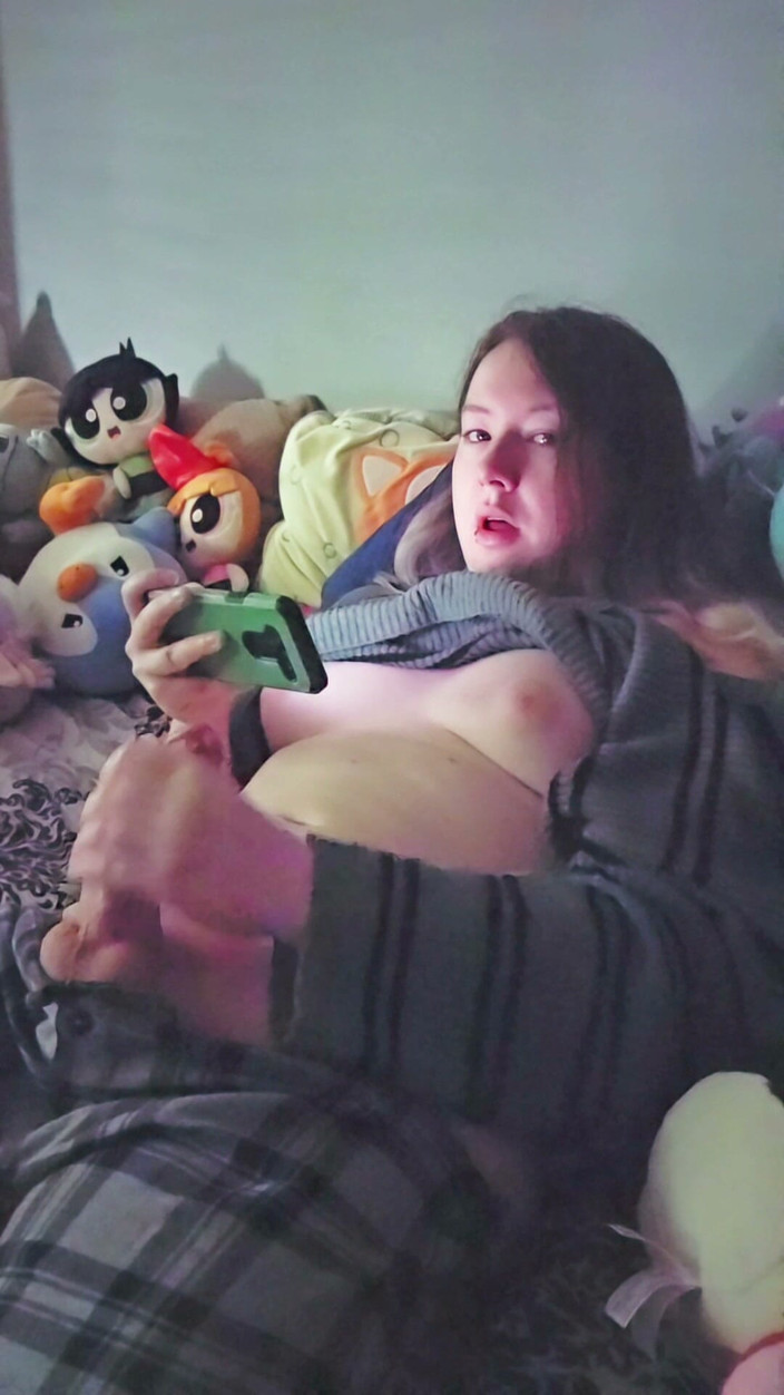Real Gril: Transflicka onanerar till porr