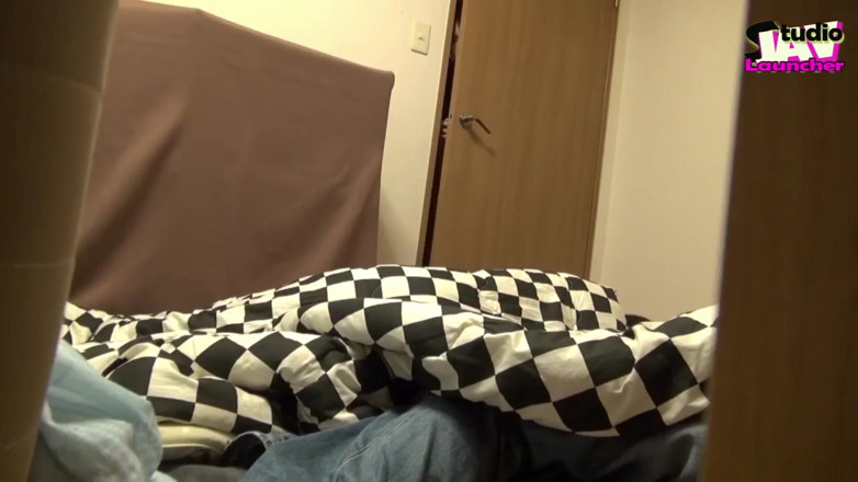 Studio JAV Launcher: Accanto a suo marito. La donna sposata viene presa mentre...