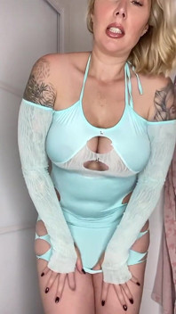 Voglio che tu faccia uscire il tuo cazzo e masturbarti per me mentre ti stuzzico