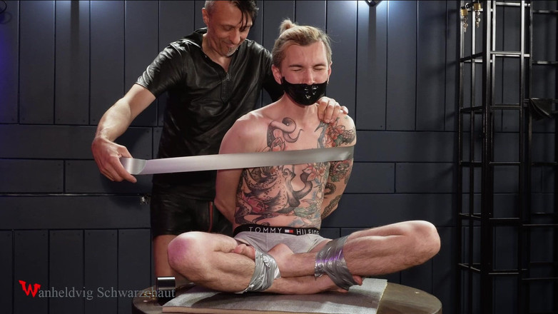 Wanheldvig: Nicky tape nô lệ trong bàn xoay Sony