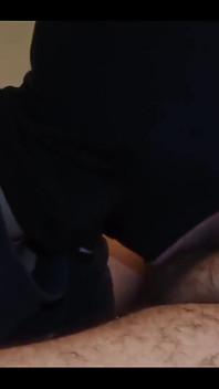 Succhiare il cazzo sporco di smegma di mio padroni fino a quando non mi esige di masturbarlo e di fargli orgasmare il suo santo sperma