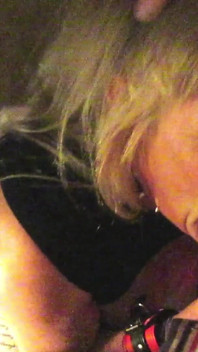 Bionda orgasma con il suo cazzo in bocca
