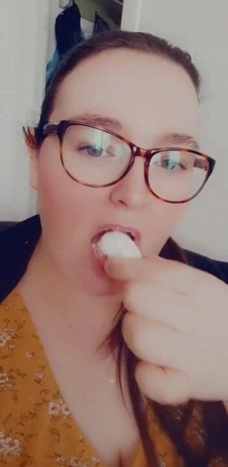 SSBBWLadyBrads: Jím pro tebe tohle koblihu