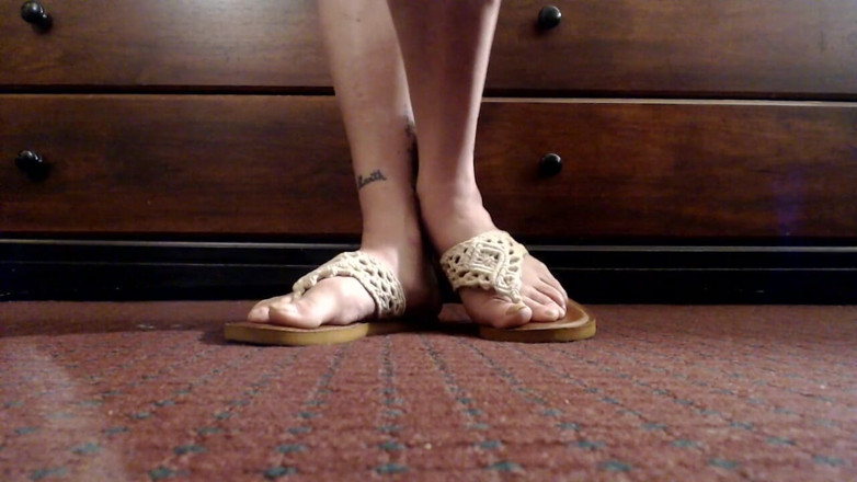 Abby Anna: In piedi gioca con le scarpe con le infradito