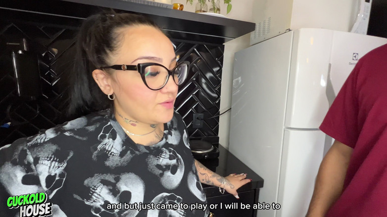 CuckoldHouse: Unartige Ehefrau Vernachlässigt Ihre Putzpflichten Für Gruppensex Mit 4 Freunden Ihres...