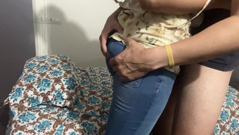 jackfucks: Hintli evli kadın hizmetçiyle seks yapıyor