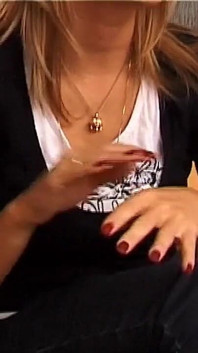 Napalona blondynka MILF uśmiecha się uwodzicielnie gotowa na brudną zabawę