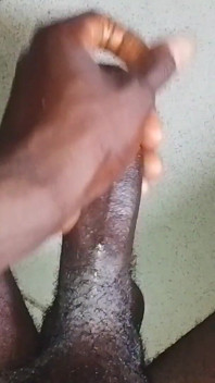 Acariciando mi bbc duro hasta que me corro