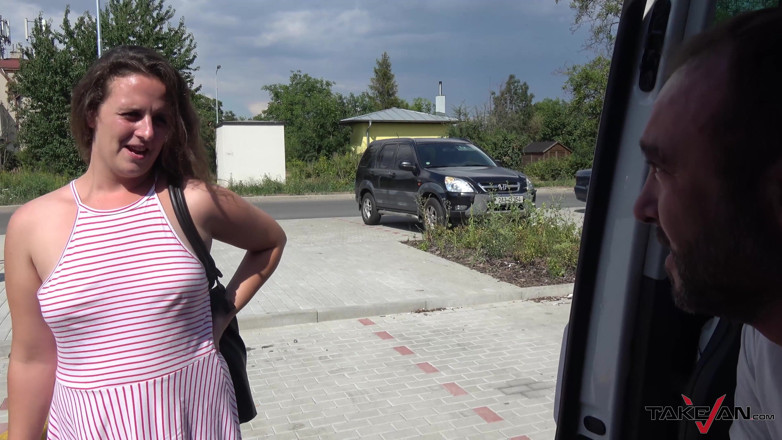 Take Van: Mollige babe wordt gevoed met vers sperma na busje-seks