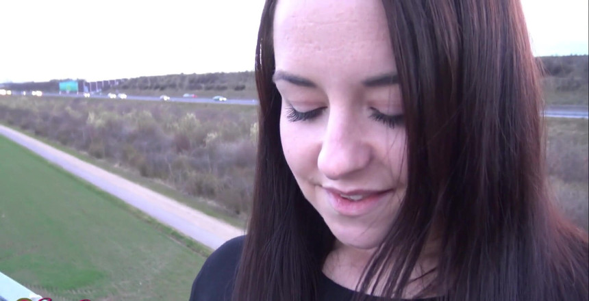 Emma Secret: 고속도로에서 강한 오르가즘!