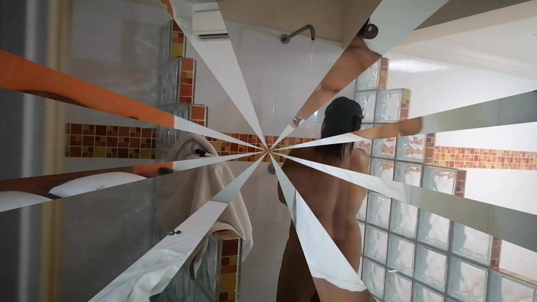 Adribella69: 継息子と継母がホテルの部屋に入り、彼女のきついアソコを激しく突かれる