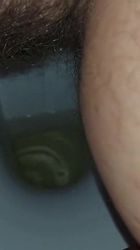 她撒尿并擦拭她湿漉漉的毛茸茸的阴户