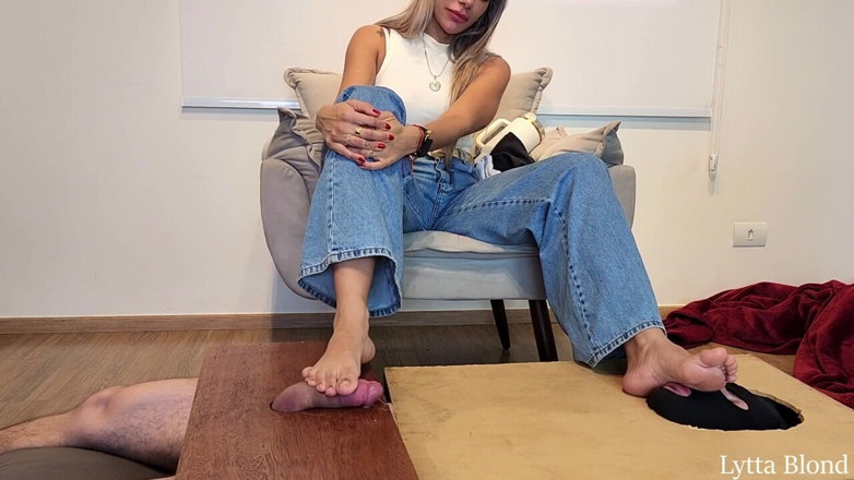 Queen Lytta ballbusting and cum lick: Lytta Blond - shoejob a footjob s lízání spermatu před jejím...
