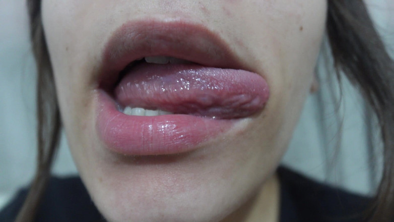 AmayaMori: 我的印度继妹有一个接吻恋物癖，不断用她的嘴唇送吻，