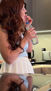 हॉट milf(चोदने लायक मम्मी) पत्नी अपनी साटन पैंटीज दिखाती है और अपनी चिकनी चूत और नग्न गांड को अपने छोटे मिनी स्कर्ट के नीचे चमकाती है