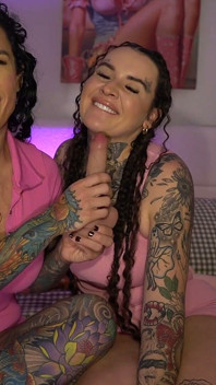 Versaute wichsanleitung mit 2 heißen tätowierten vollbusigen schätzchen - Bianca bailee & scarlett shadows