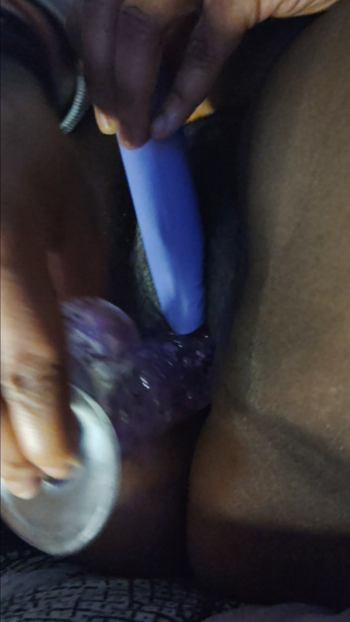 Lola Tha Pink Bunny: Lola Bunni把它塞进她的阴户!!