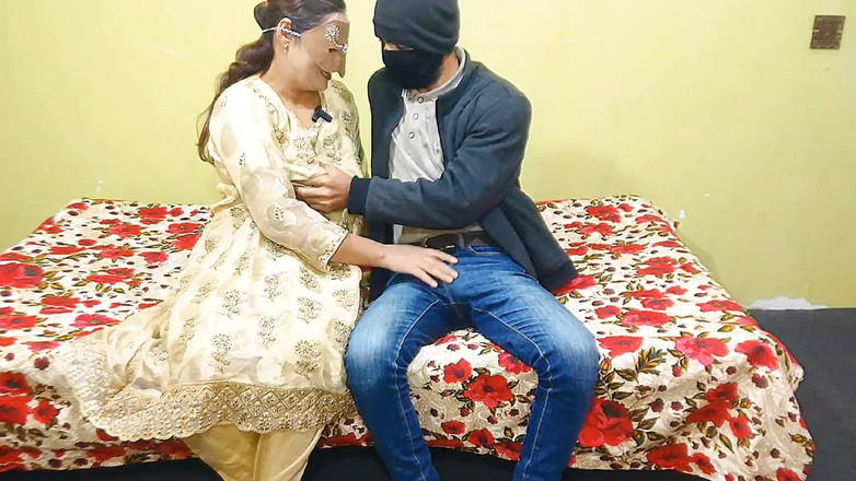 Pakistani CoupleX: Pakistańska milf ostro zerżnięta przez przyjaciela męża