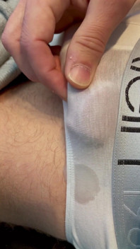 Frenulum orgasmus und sperma, indem ich meinen schwanz durch meinen brief reibt