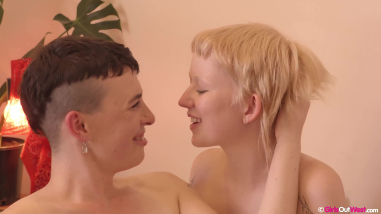 Girls Out West: Awek Luca dengan tetek kecil Billie menjilat dan menjolok pepek...