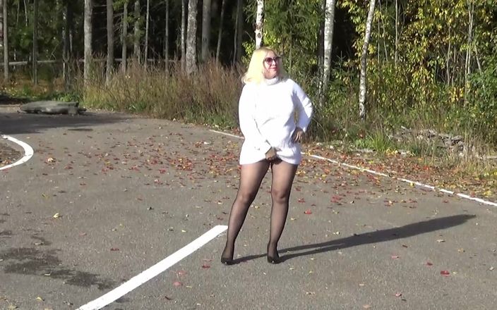 Lady Rose pee pee: Zlatý déšť 87- Piss in Road